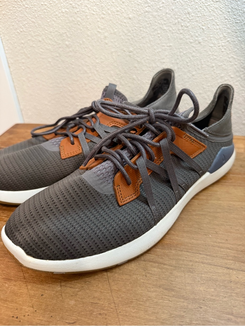 Olukai Mio Li Gray Brown Lightweight Mesh Sneakers Men’s 10.5 EUC